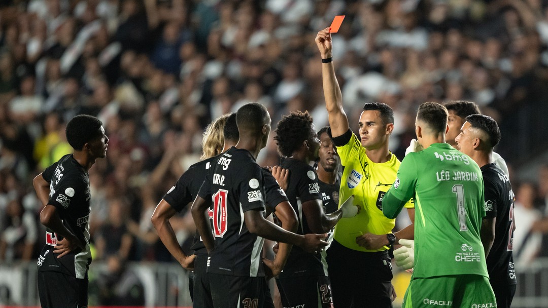 Imagem ilustrativa sobre Vasco vs. Vitória: horário, escalações e o drama da expulsão de Barros