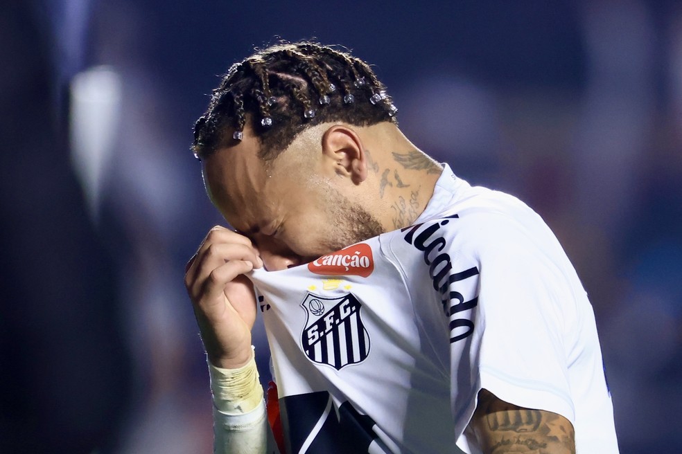 Neymar chora ao deixar o campo em Santos x Vasco — Foto: Marcello Zambrana/AGIF