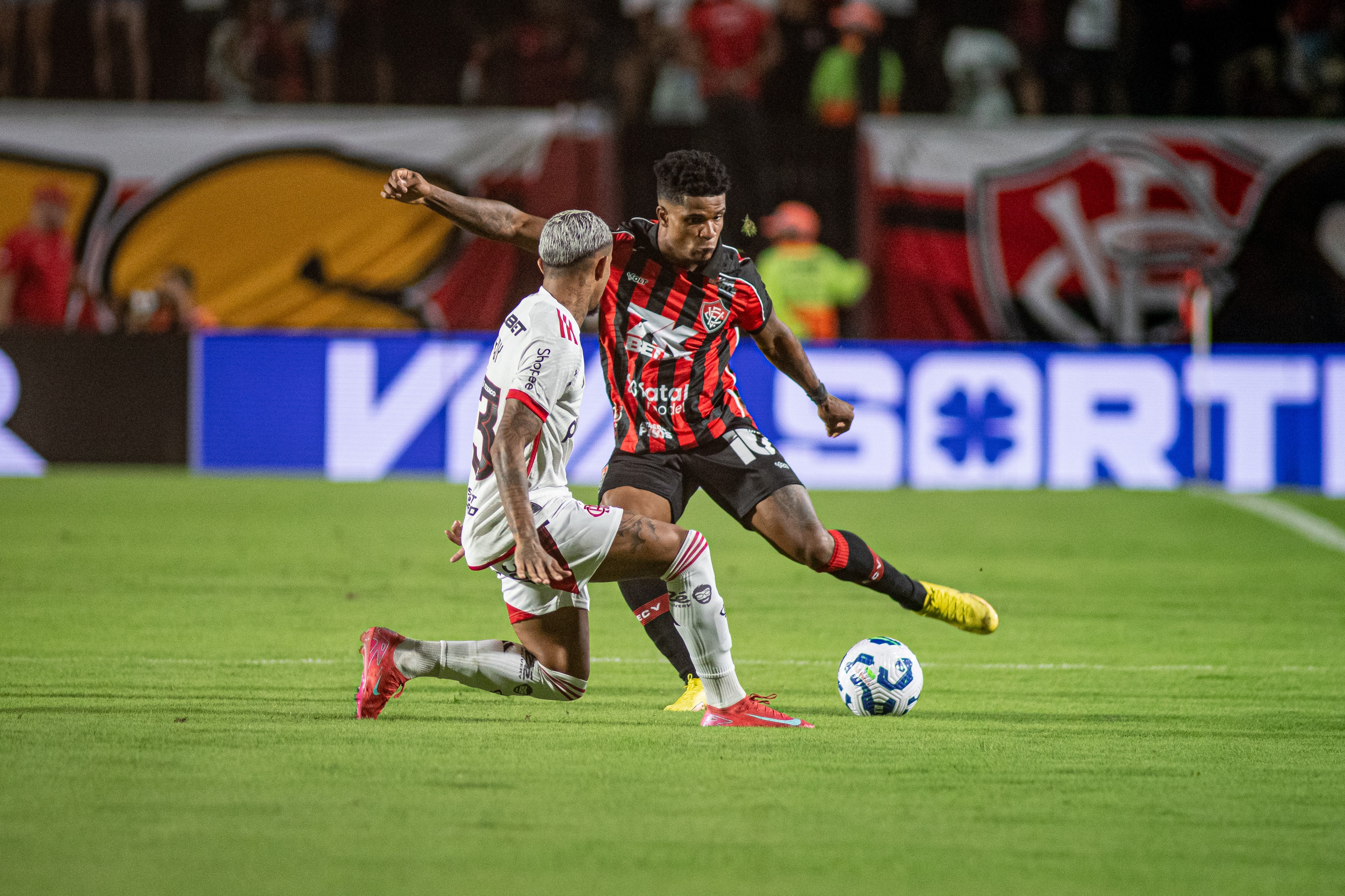 Desempenho dos Laterais do Vitória: Pontuação Baixa na Derrota para o Flamengo