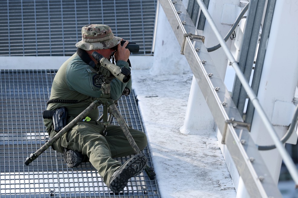Snipers na Copa observam público durante partida