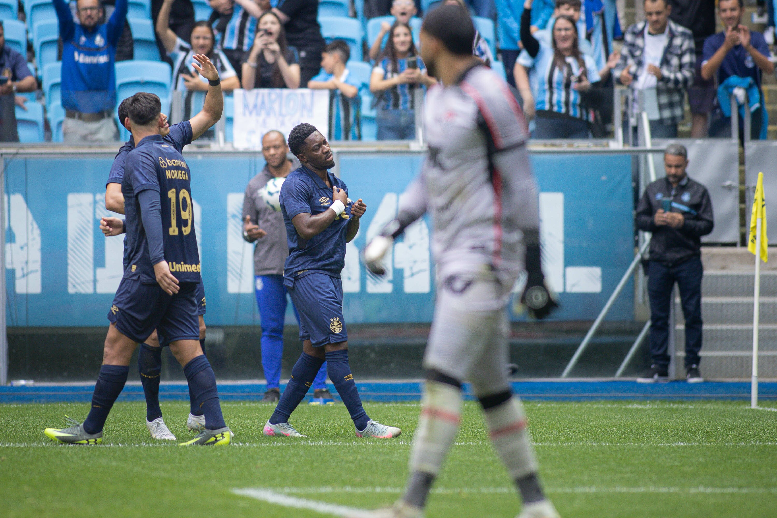 Análise: Amuzu se destaca, e Grêmio esquece Z-4 ao vencer em casa