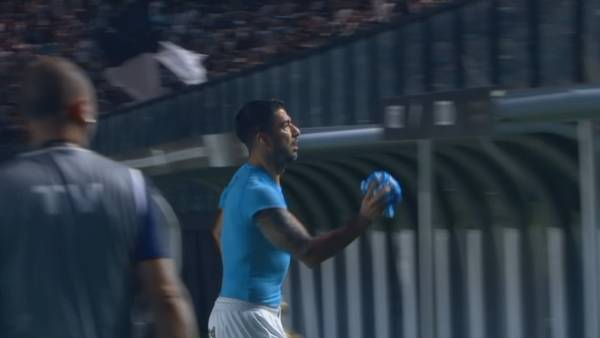 Suárez presenteia torcedor do Botafogo com camisa do Grêmio em aquecimento; veja vídeo