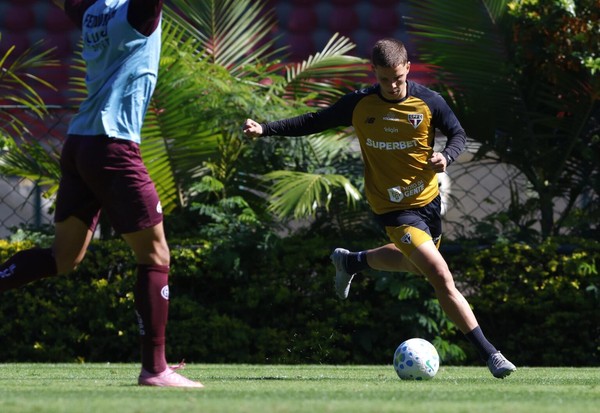 Com Calleri fora da partida confira quem vai substituir o atacante contra o Bragantino hoje
