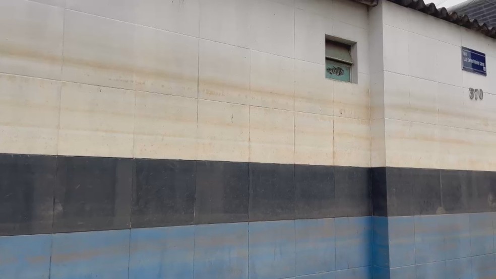 Marca da água da enchente em parede de casa próxima à Arena do Grêmio