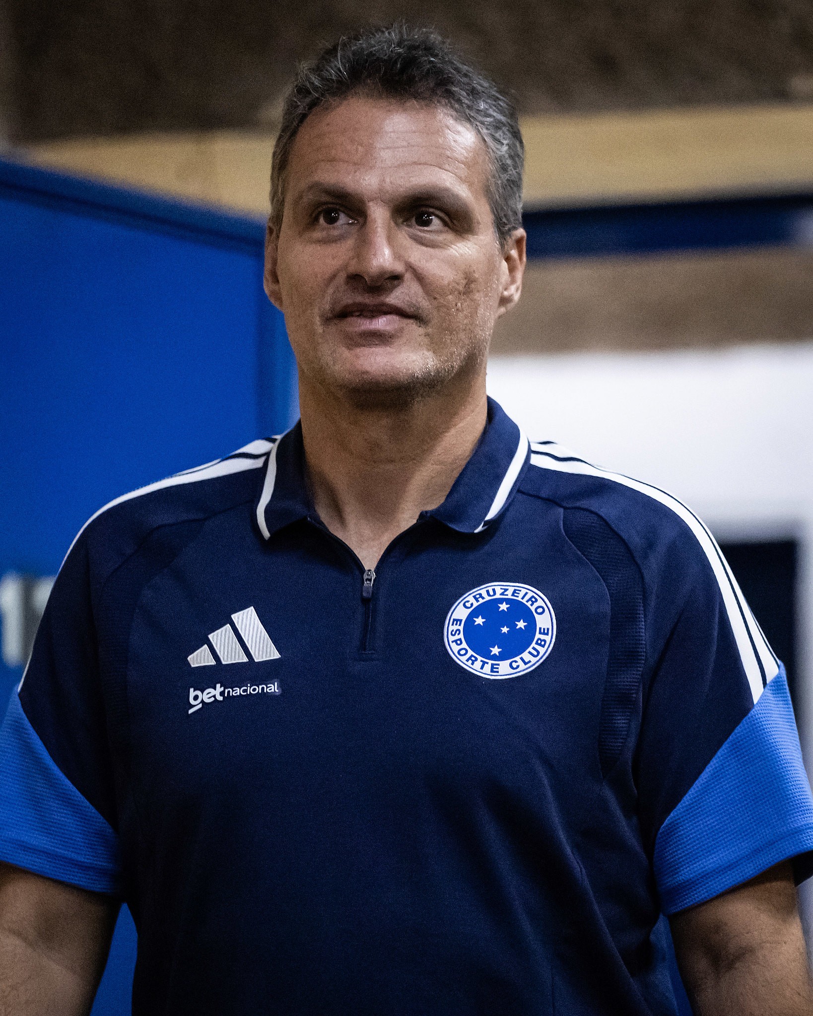 Diretor do Cruzeiro relata jogador “desfalecendo” após falta e critica arbitragem: “Critério”