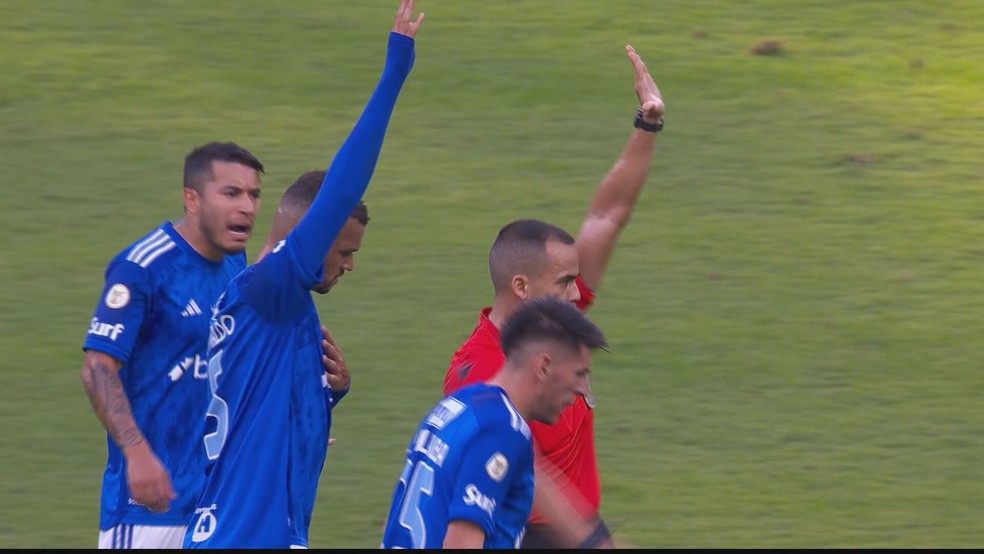 Zé Ivaldo imita árbitro em revisão do VAR — Foto: TV Globo