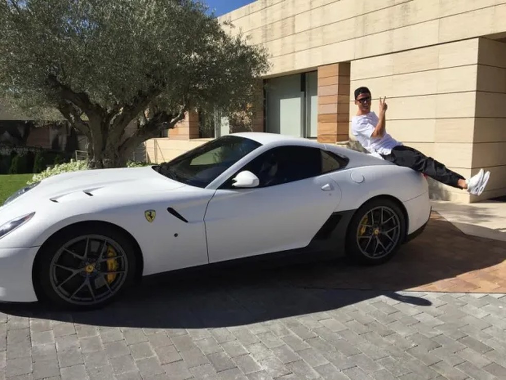 Cristiano Ronaldo posta foto com sua nova Ferrari de R 2 8