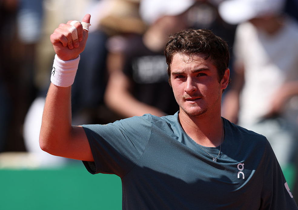 João Fosenca agradece ao público após vitória sobre Arthur Rinderknech, em Monte Carlo — Foto: Julian Finney/Getty Images