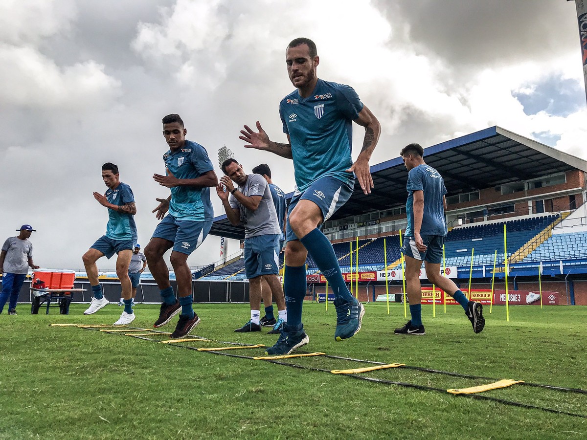Augusto Inácio fecha treino, mas adianta que Avaí terá mudanças para ...