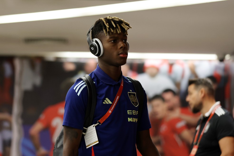Nico Williams chega ao Estádio de Konya — Nico Williams 23 anos