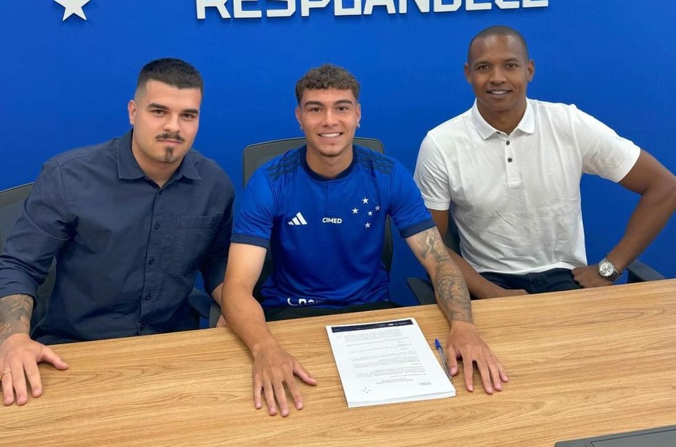 Arthur Viana em assinatura de contrato com o Cruzeiro — Foto: Arquivo pessoal