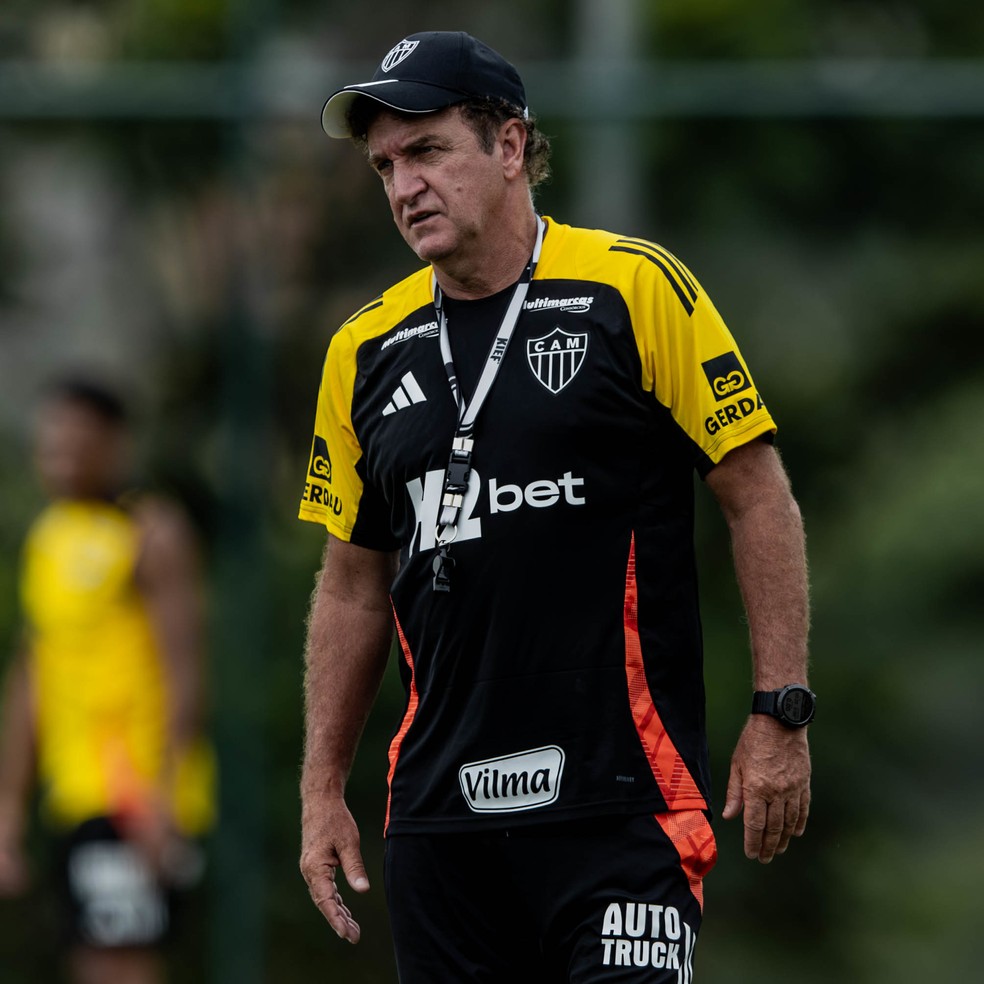 Cuca, técnico do Atlético-MG, durante treinamento na Cidade do Galo — Foto: Pedro Souza