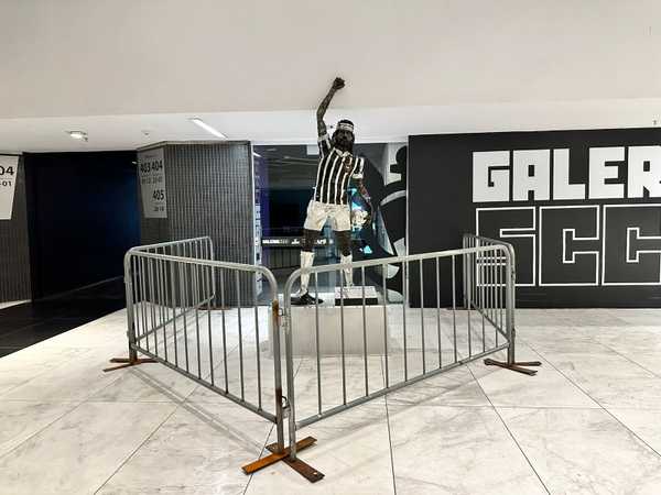 Proteção de estátuas de Sócrates em jogo do Corinthians na Neo Química Arena