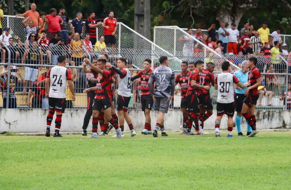 Trem em campo no Augusto Antunes