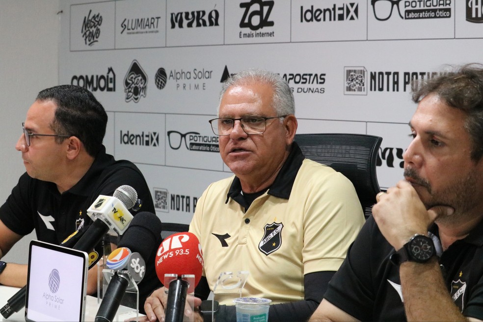 Waguinho Dias é apresentado em coletiva com o presidente Eduardo Machado e o executivo de futebol Gustavo Cartaxo — Foto: Augusto César Gomes