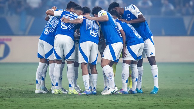 Jogadores do Cruzeiro se reúnem antes da partida com o Palmeiras