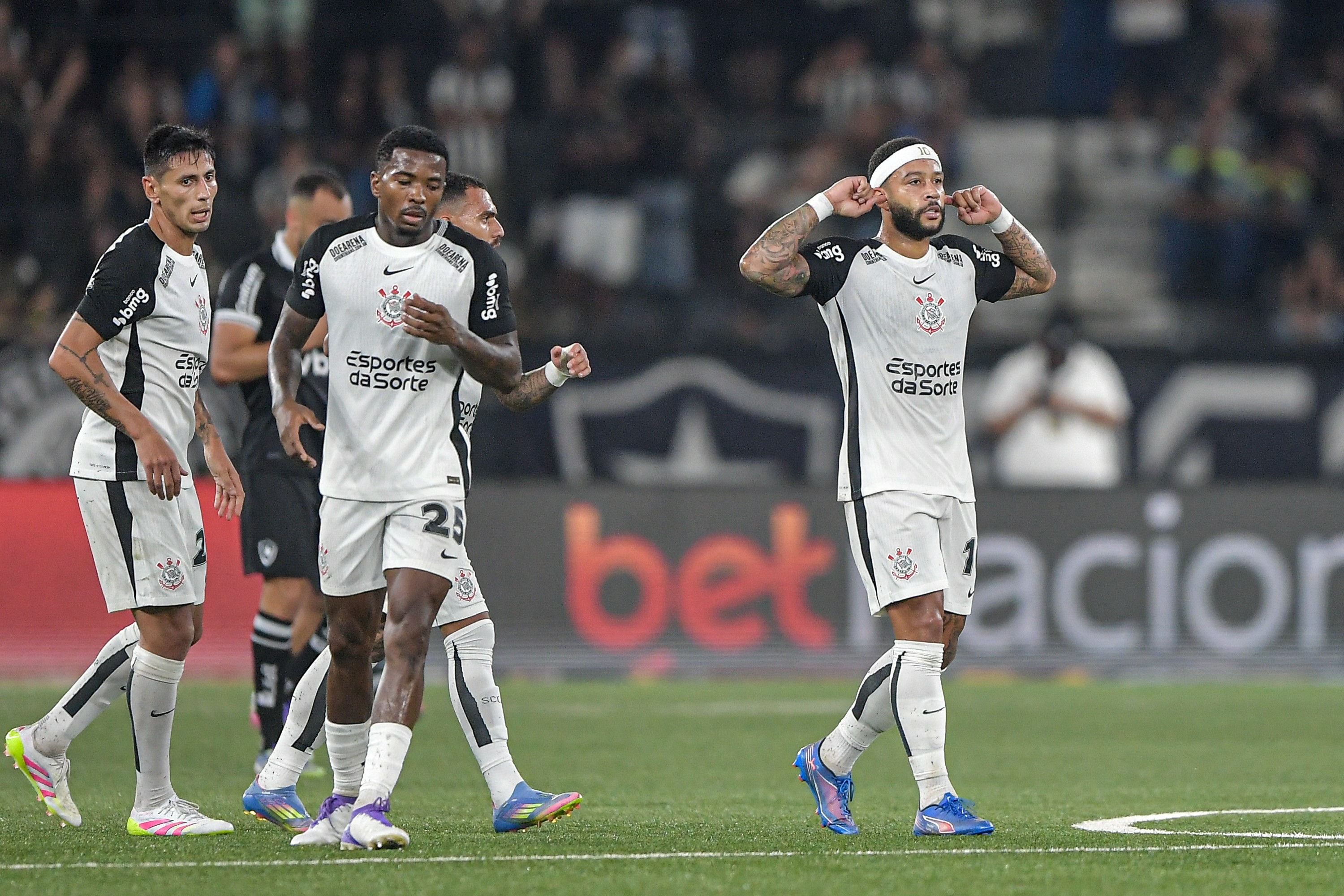 Memphis encerra jejum de gols e tranquiliza ambiente no Corinthians