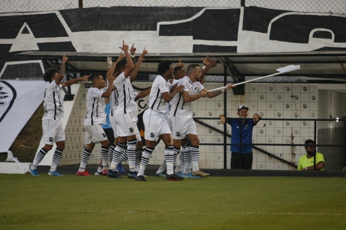 ABC: Paulo Sérgio elogia grupo e diz o que o time precisa