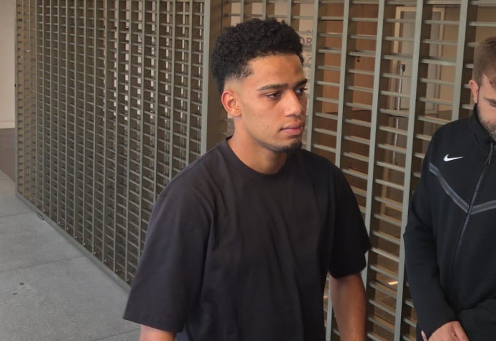 Brenner, refor�o do Vasco, desembarca no Rio � Foto: Thales Lara/ge