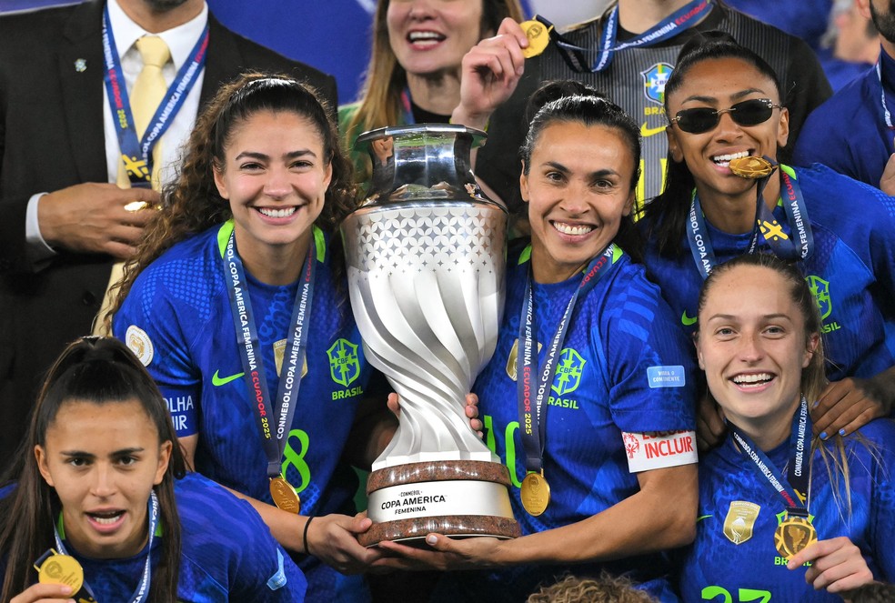 Marta e a seleção com o troféu da Copa América feminina — Foto: AFP