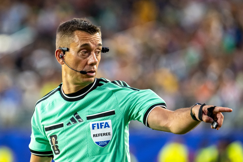 Árbitro Clement Turpin na partida da Copa do Mundo
