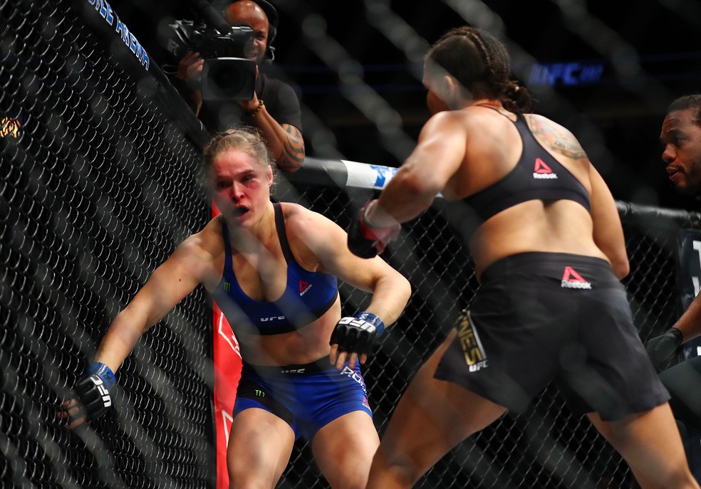 Amanda Nunes derrota Ronda Rousey UFC 207 MMA — Foto: Reuters