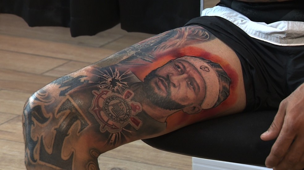 Tatuagem de Depay na coxa de Ruancarlos