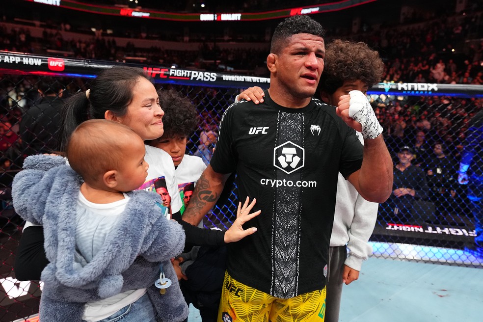 Gilbert Durinho se reúne com sua família após anunciar aposentadoria — Foto: Chris Unger/Zuffa LLC