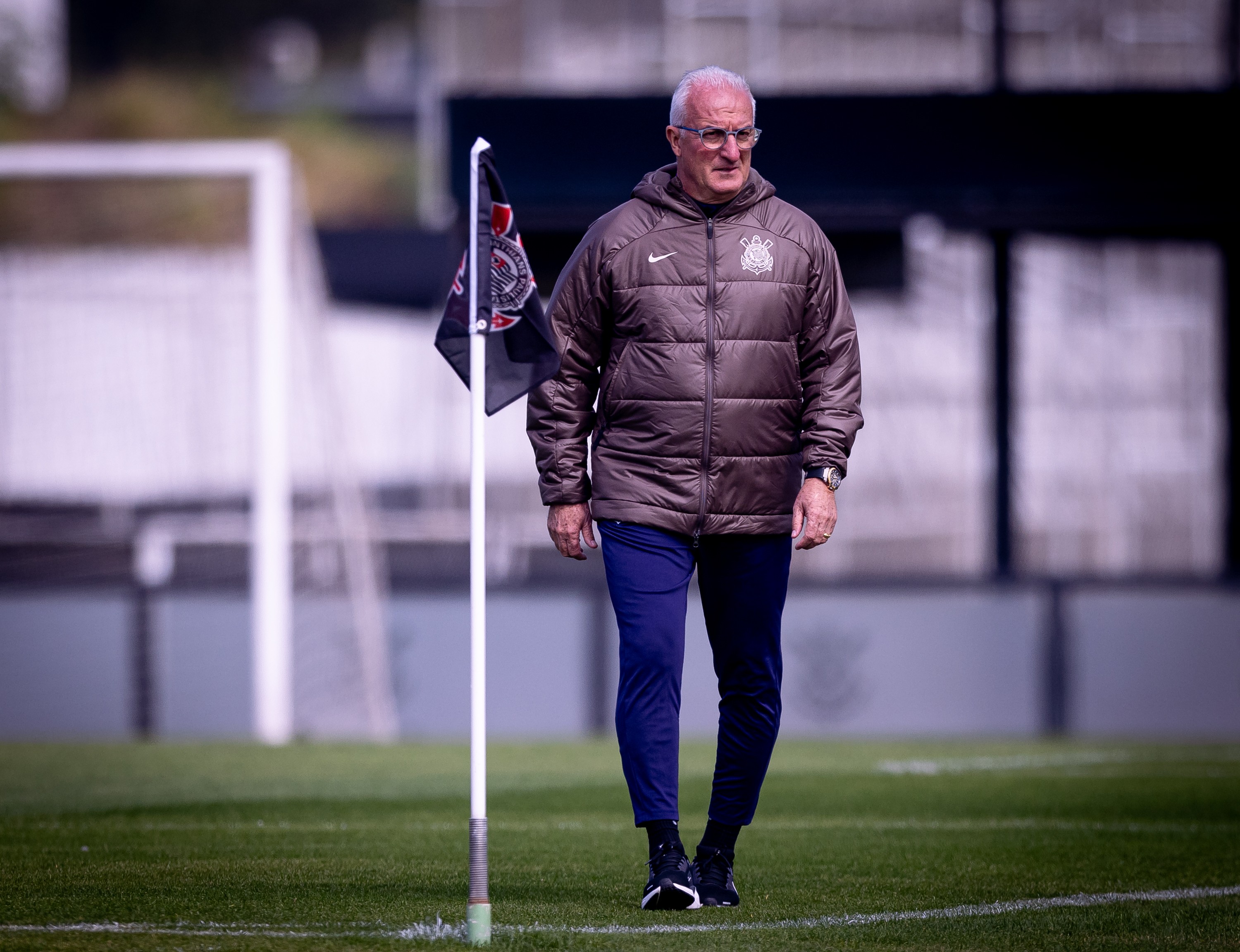Dorival faz alterações na defesa e escala Romero no Corinthians.
