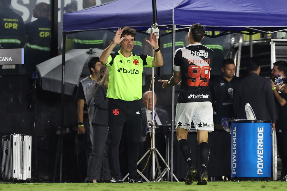 Fernando Diniz cumprimenta Vegetti na vit�ria do Vasco sobre o Melgar � Foto: Wagner Meier/Getty Images