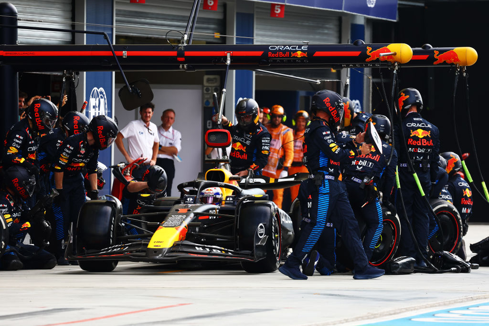 Pit stop de Max Verstappen no GP da Itália da F1 em 2024 — Foto: Mark Thompson/Getty Images