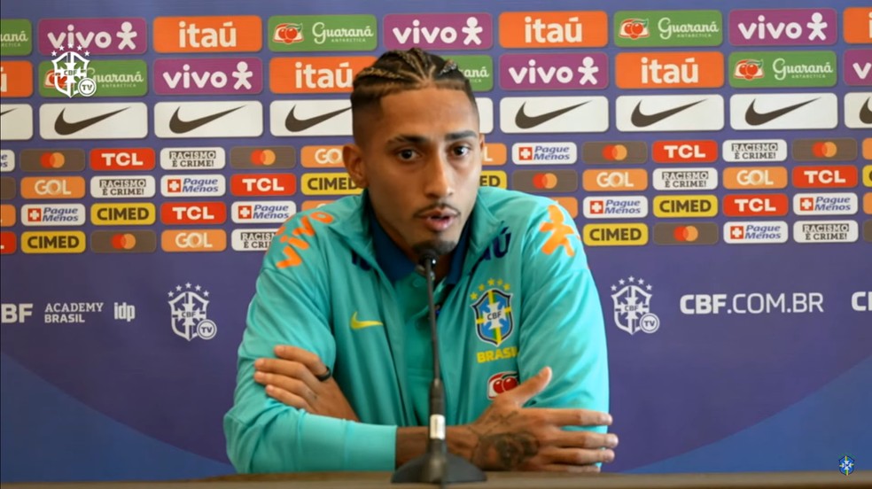 رافينيا مهاجم منتخب البرازيل خلال مؤتمر صحفي – صورة: استنساخ