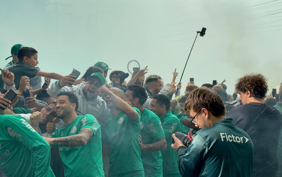 Presente para a torcida? Palmeiras distribui brindes após festa da torcida e acelera o clima de festa.