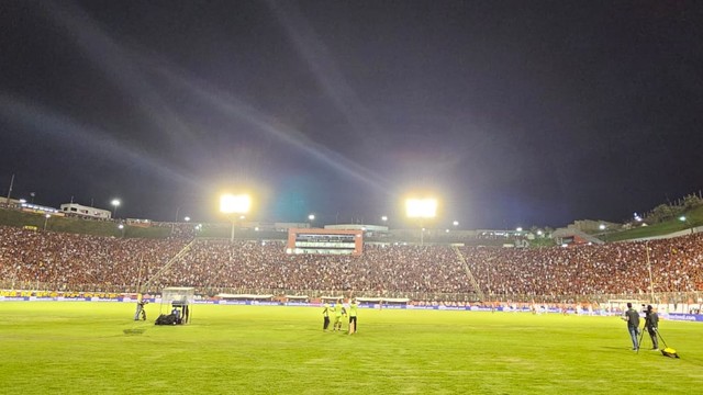 Barradão lotado em noite de Vitória x Guarani