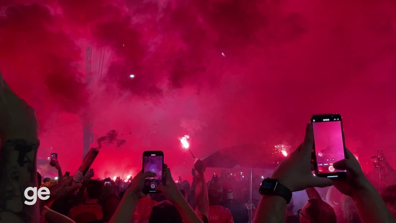 Torcida do Athletico faz ruapara mim jogarfogo para receber o time na Arena da Baixada