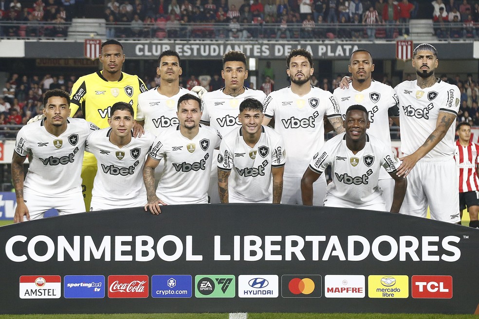 Time do Botafogo antes de jogo contra o Estudiantes, pela Libertadores — Foto: Vitor Silva/BFR