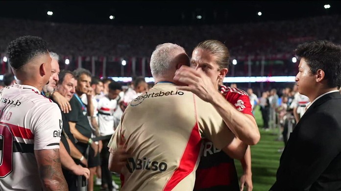 Sampaoli presenteou um vendedor ambulante com a camisa do Flamengo