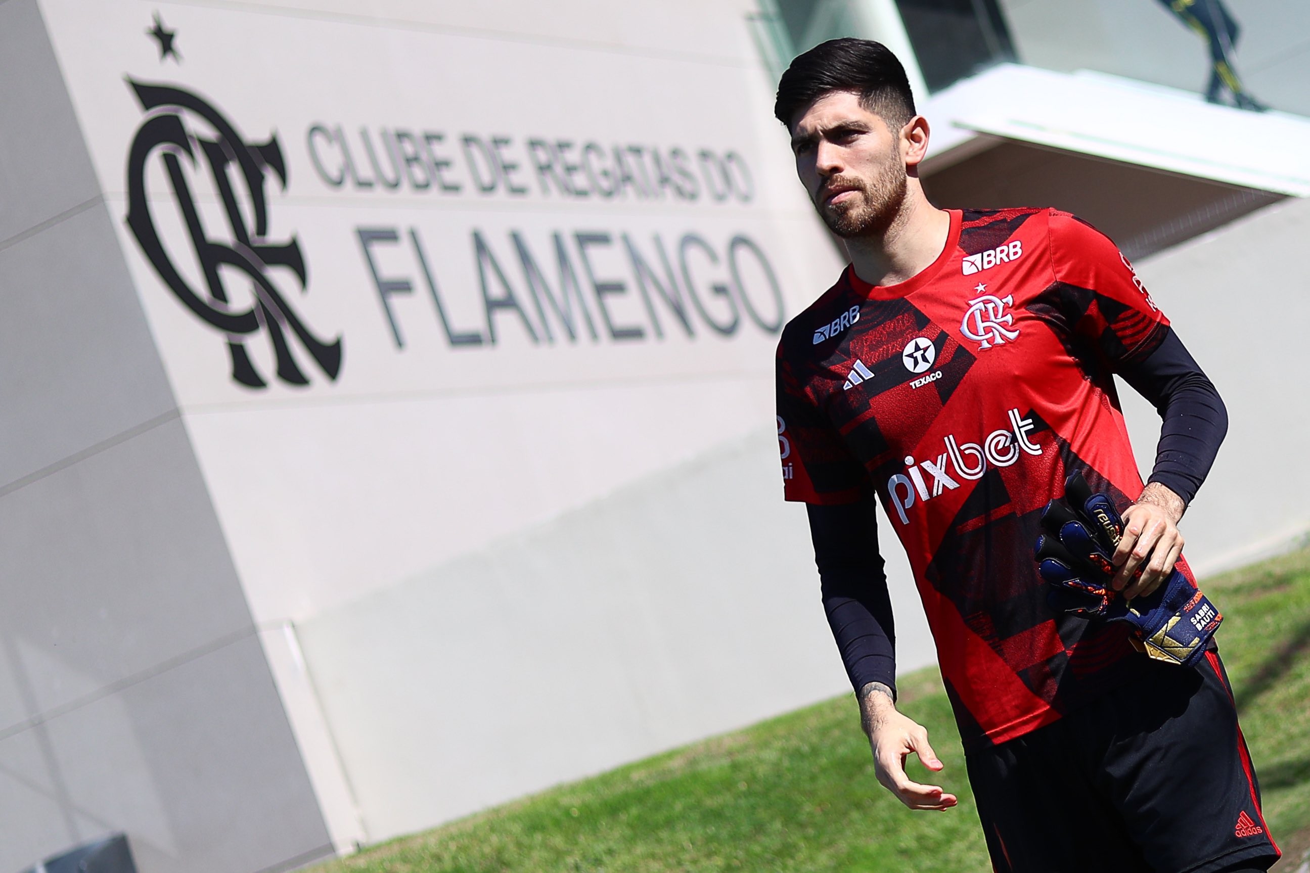 Polícia investiga tentativa de assalto a Rossi no desembarque do Flamengo.