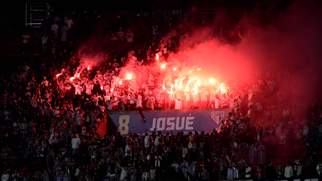 Torcida do Atlético-MG acende sinalizadores no Morumbis