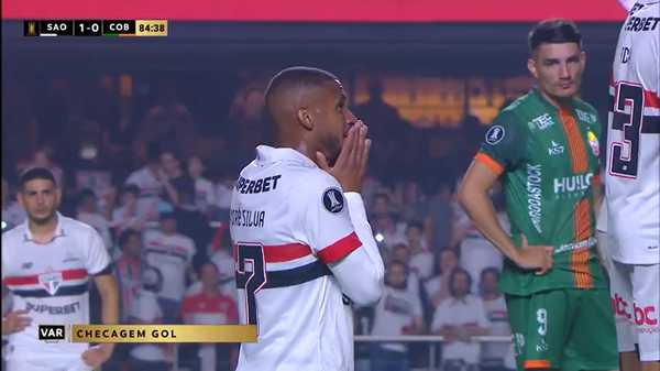 André Silva marca gol pelo São Paulo e pede validação do VAR
