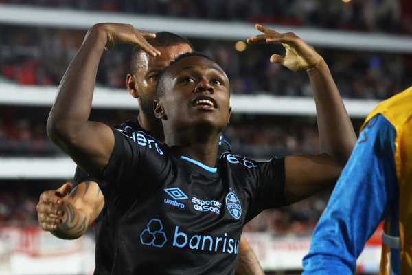 Botafogo negocia contratação do atacante Nathan Fernandes, do Grêmio