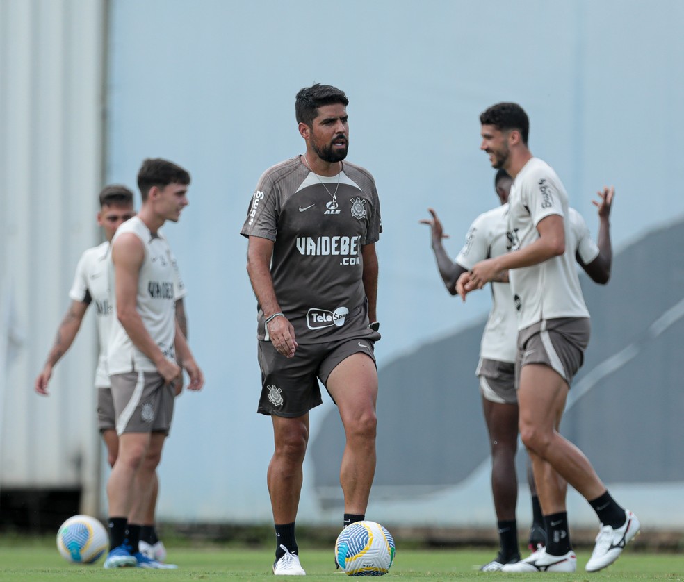 António Oliveira comanda treino do Corinthians nesta quinta-feira — Foto: Rodrigo Coca/Ag. Corinthians
