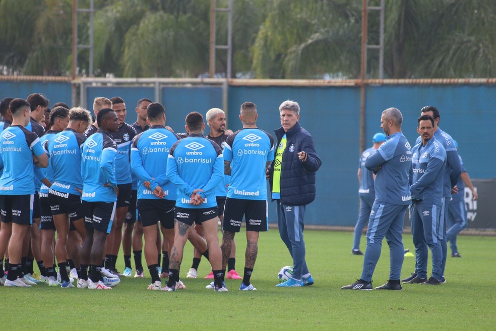 Renato conversa com os jogadores do Grêmio antes do treino — Foto: João Victor Teixeira