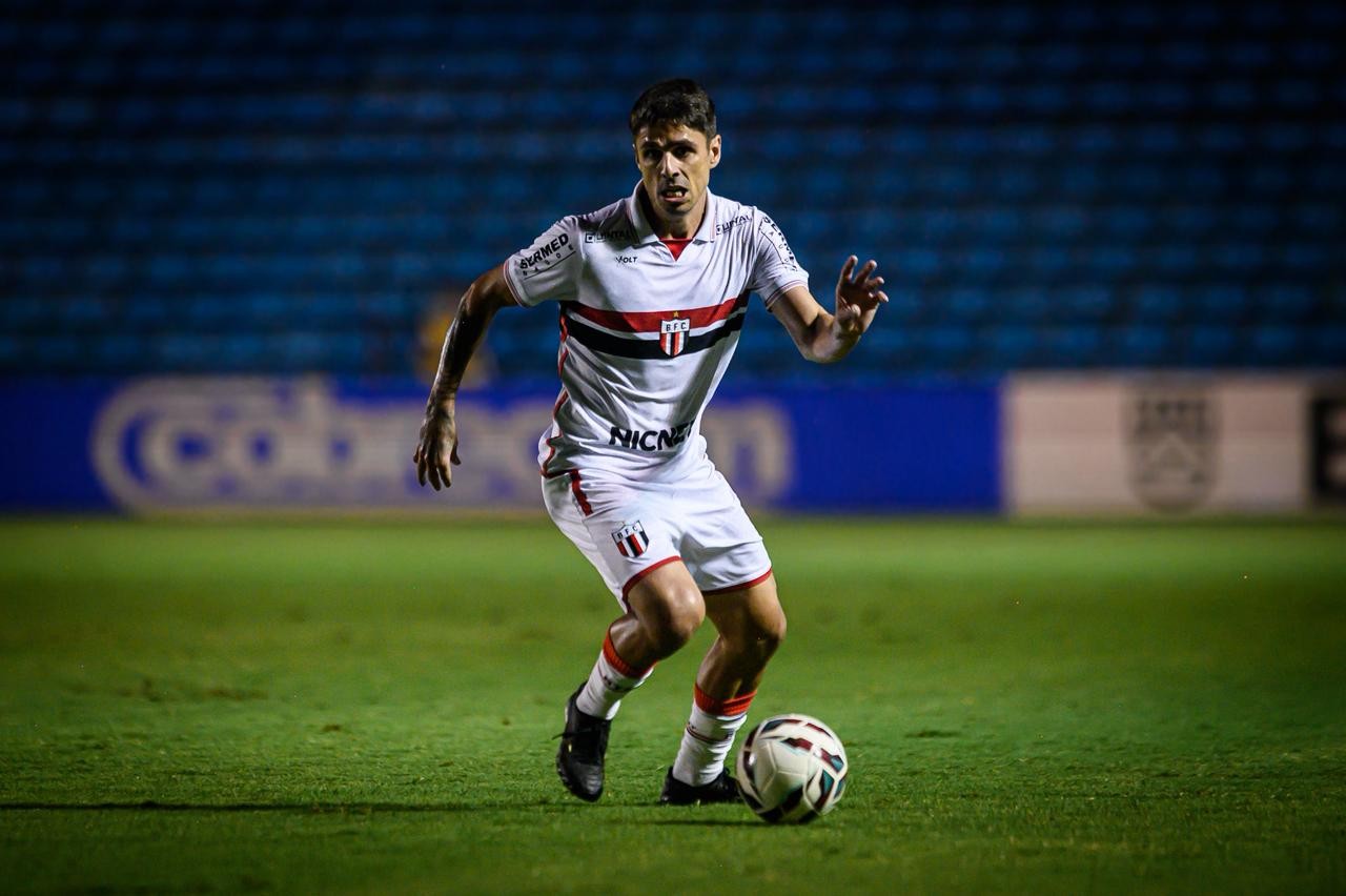 Gava marca golaço de falta e leva Botafogo-SP à vitória