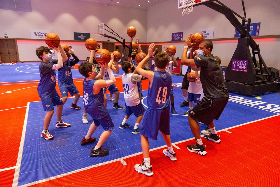 NBA: mão de gigante do Houston Rockets faz cartas de baralho parecerem  miniaturas, nba