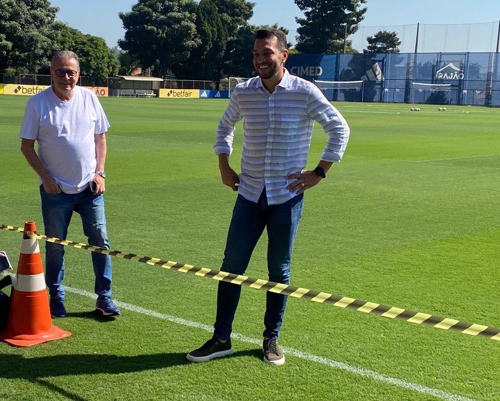 Paulo Pelaiipe, diretor executivo de futebol, e Edu Dracena, diretor técnico doCruzeiro — Foto: Guilherme Macedo