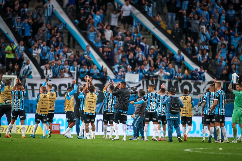 Jogadores do Grêmio cumprimentam torcedores após vitória contra o Fluminense — Foto: Lucas Uebel/Grêmio