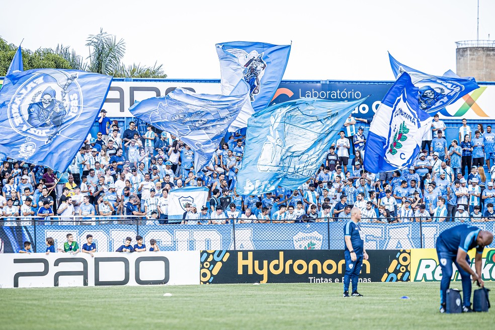 Torcida do Londrina comemorando no VGD.
