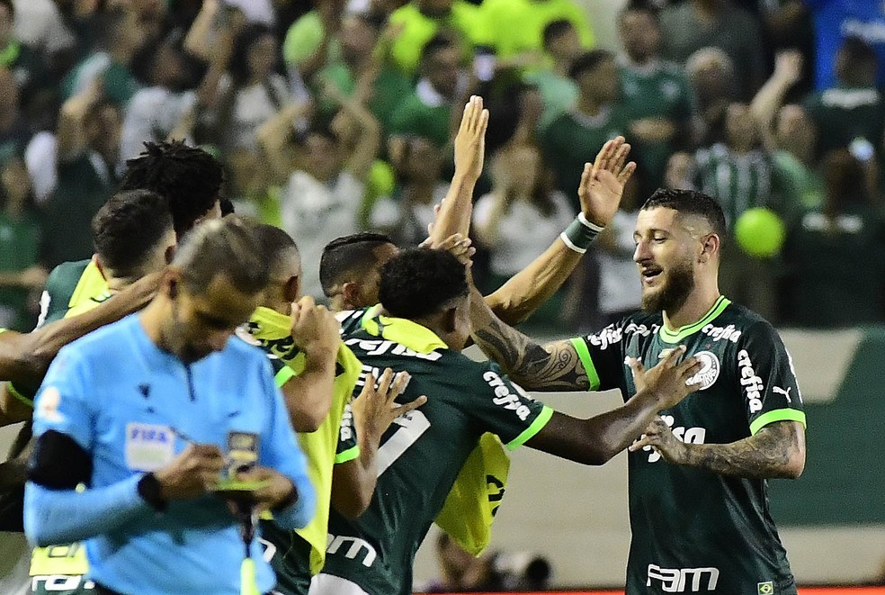 Palmeiras dorme na liderança do Brasileirão após vitória tranquila sobre o  Inter