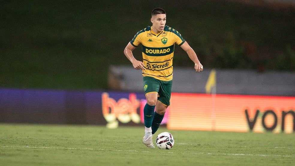 Calebe em confronto contra o Ceará na Arena Pantanal pela Série B — Foto: AssCom Dourado